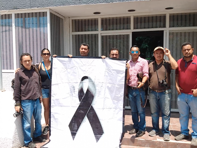 Periodistas de Zihuatanejo condenan asesinato de Rogelio Barragán