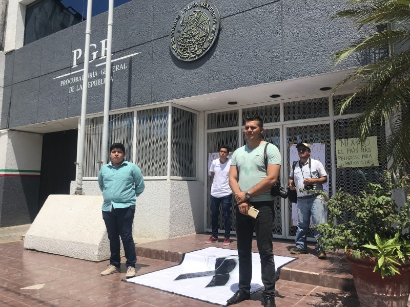 Periodistas de Zihuatanejo protestan por reportera Norma Sarabia