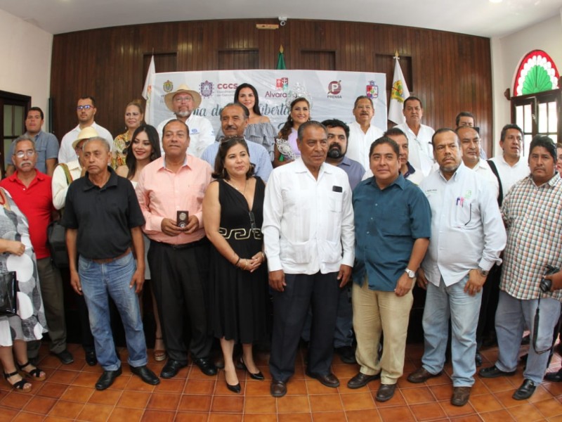 Periodistas reciben reconocimientos por su labor