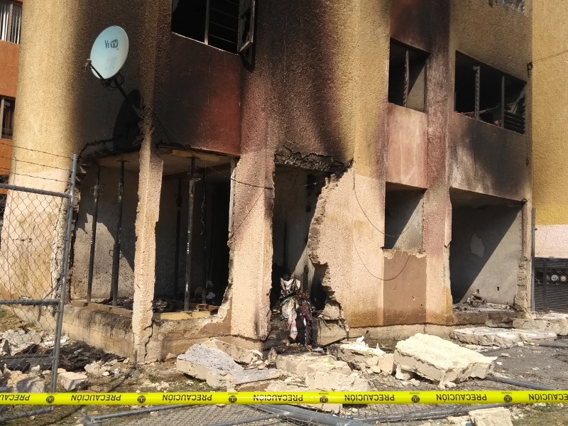 Peritos revisan daños en edificio incendiado