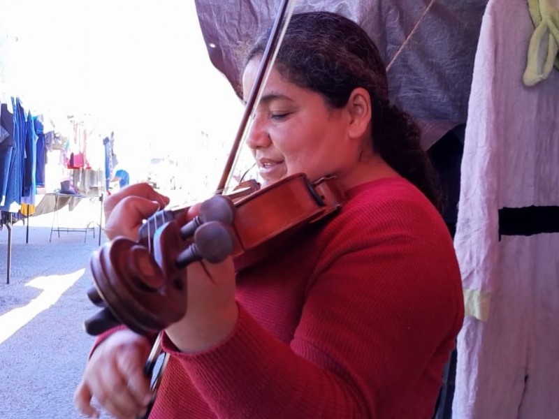 Perla Bojórquez es una violinista débil visual, comparte su talento