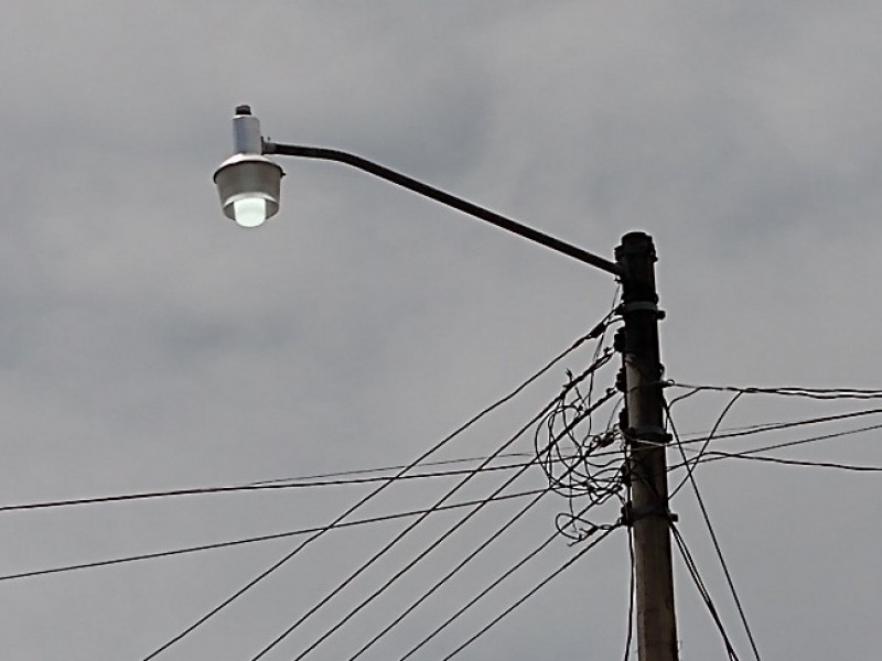 Permanece alumbrado público encendido noche y día