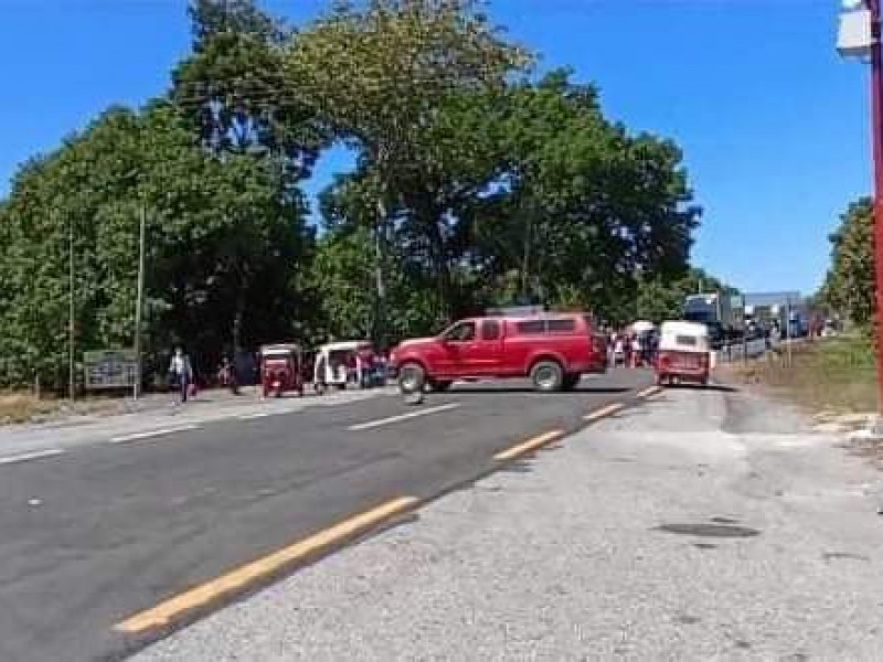 Permanece bloqueo total en carretera Mapastepec-Escuintla