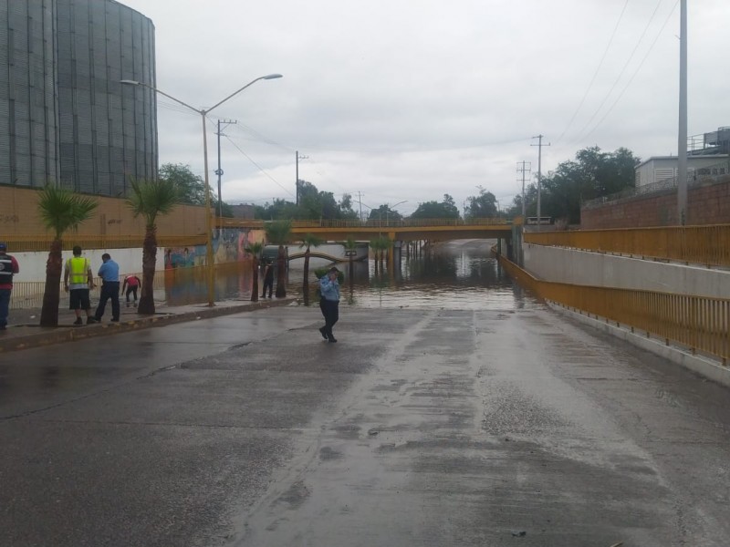 Permanece cerrado el paso desnivel de la 200 en Obregón