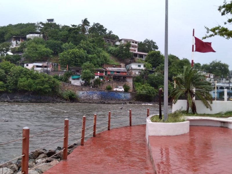 Permanece cerrado puerto a la navegación en Zihuatanejo