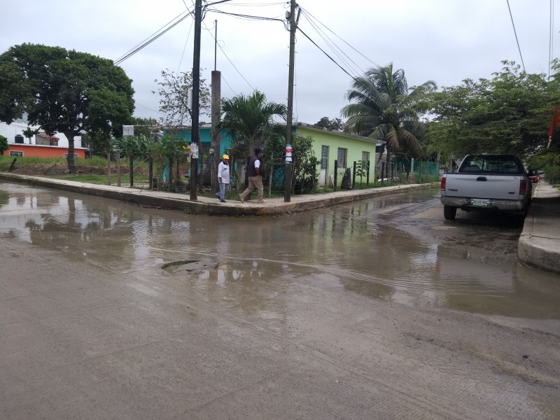 Permanece fuga de agua en Federico García Blanco