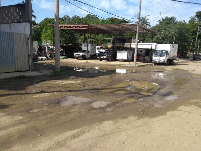 Permanece fuga de agua en la Villa Rosita