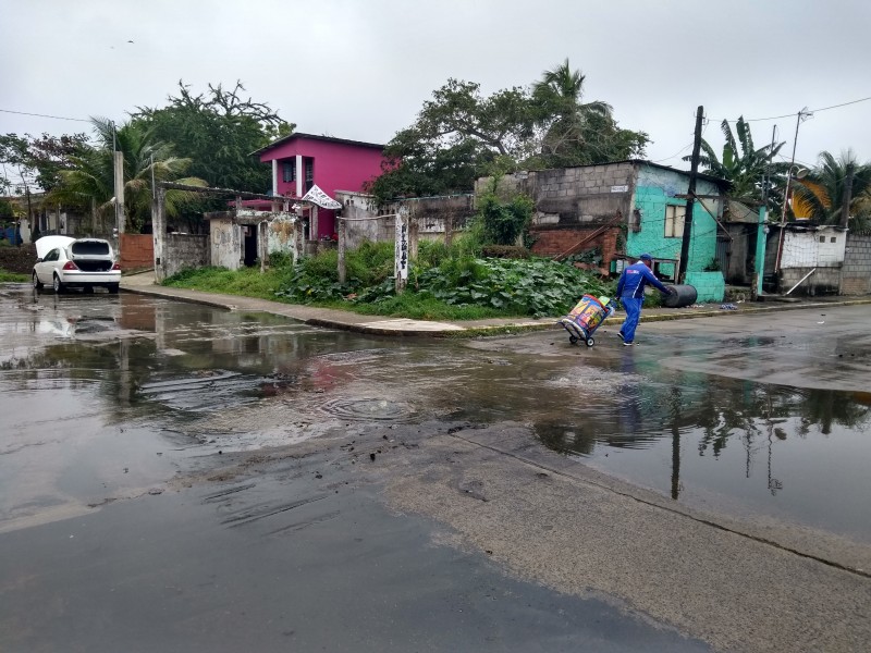 Permanece fuga de aguas negras en colonia Anáhuac
