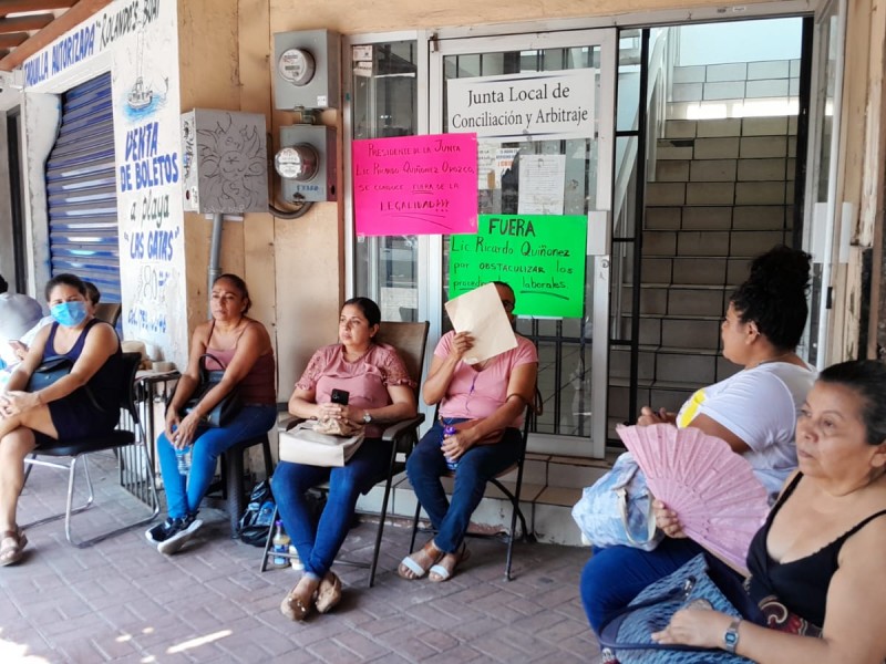 Permanece manifestación contra presidente de la Junta de Conciliación Zihuatanejo