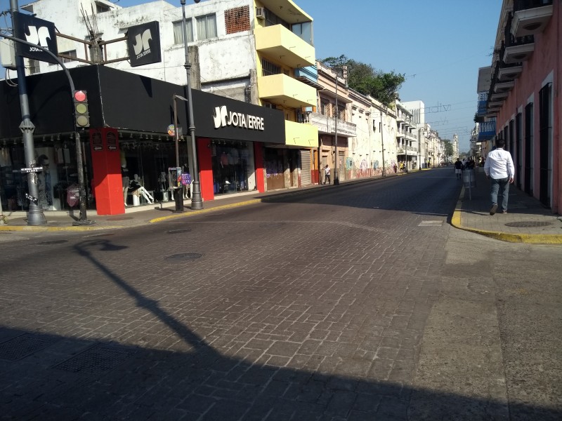 Permanecen cerradas calles en el centro de Veracruz