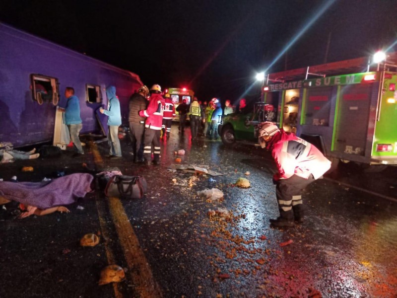 Permanecen cinco menores hospitalizados por accidente en la Mexico-Toluca