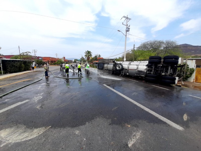 Permanecen maniobras de retiro de pipa siniestrada en Tehuantepec