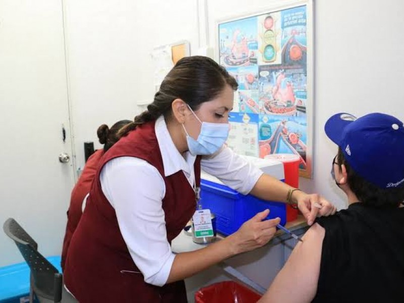 Permanecen módulos de vacunación contra Covid-19 en Hermosillo