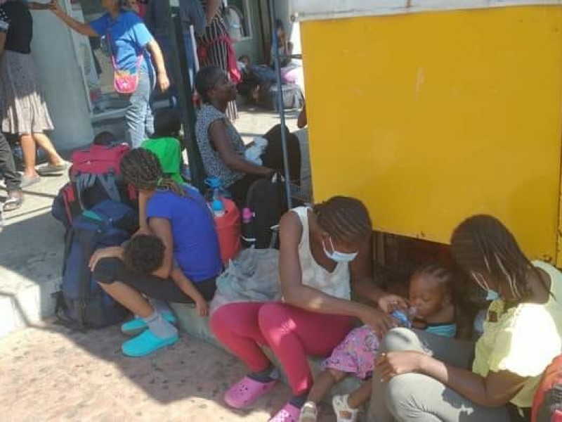 Pernoctan haitianos en avenida de Acapulco; los “abandonó” Migración, aseguran