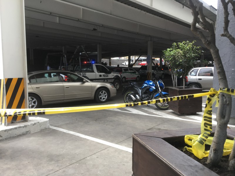 Persecución culmina en estacionamiento de Plaza Cristal