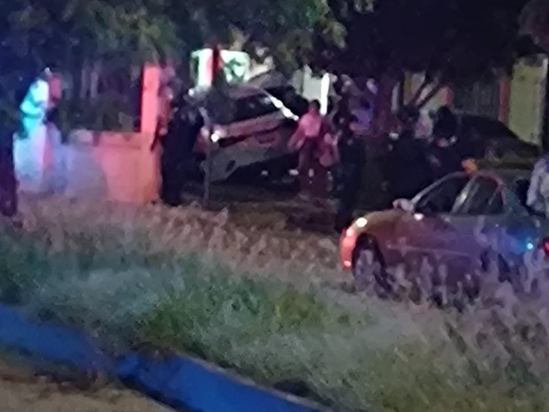 Persecución y balacera termina en vehículo estrellado en Villa del Prado