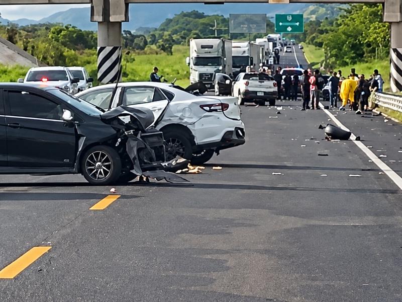 Persecución provoca choque y cierre total en autopista Tepic–Mazatlán