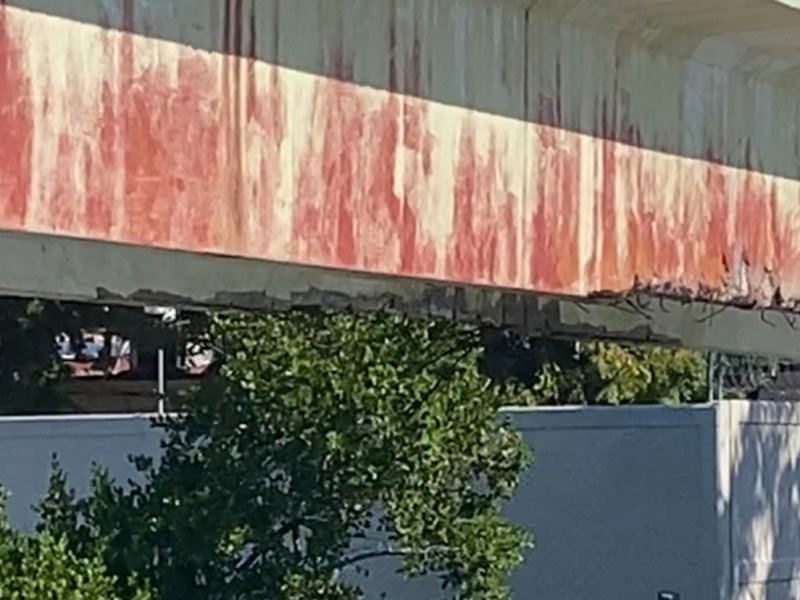 Persiste abandono del puente peatonal en laguna de Las Salinas