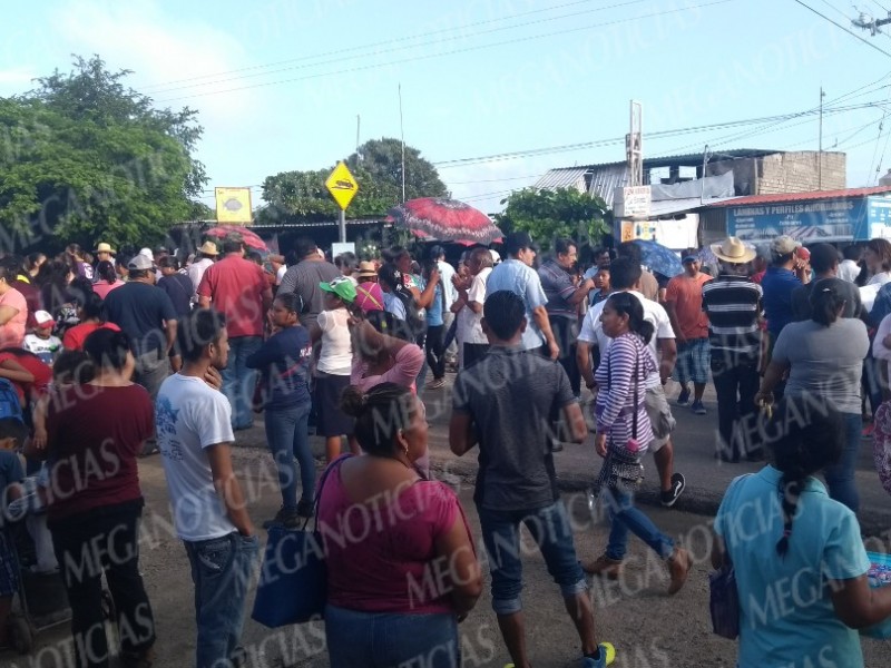 Persiste bloqueo carretero en Jalapa del Marqués