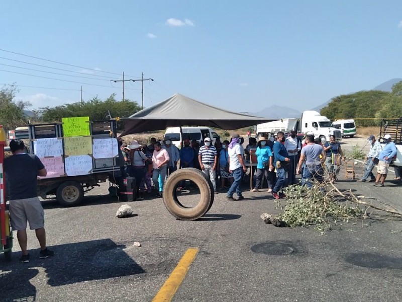 Persiste bloqueo carretero en Tehuantepec; se cumplen 2 días