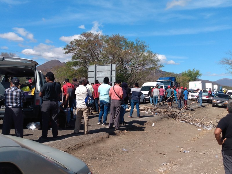 Persiste bloqueo carretero Jalapa-Tehuantepec, músicos señalan incumplimiento de autoridades