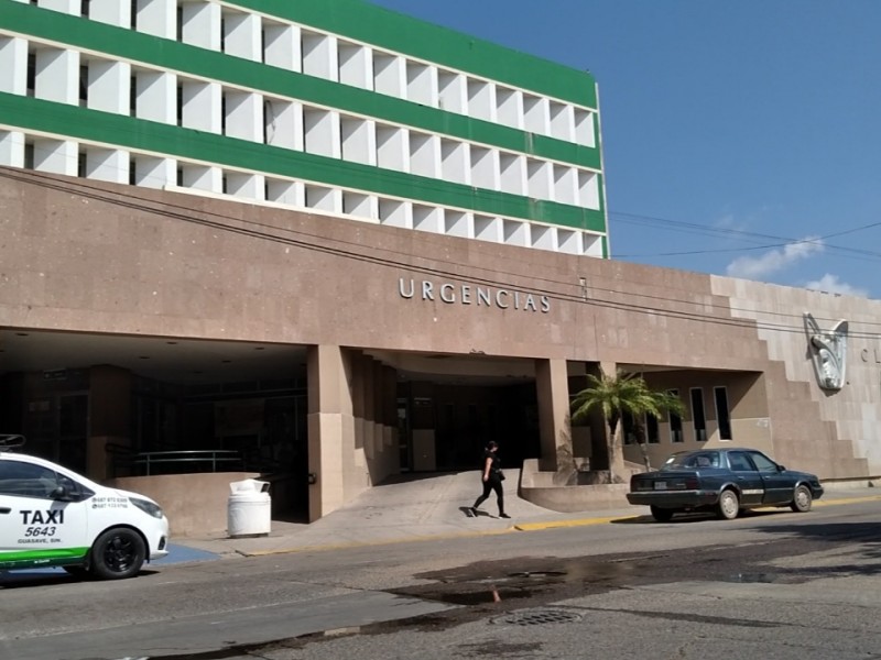 Persiste colapso del drenaje frente a urgencias del IMSS Guasave