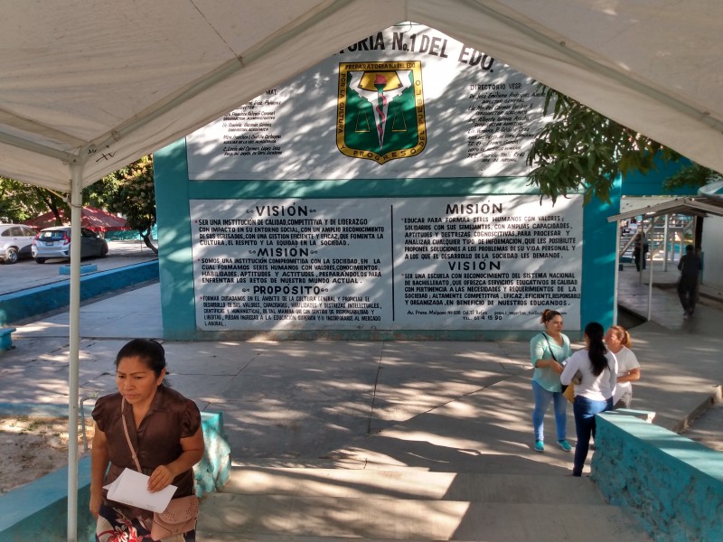 Persiste conflicto de cuotas en preparatoria