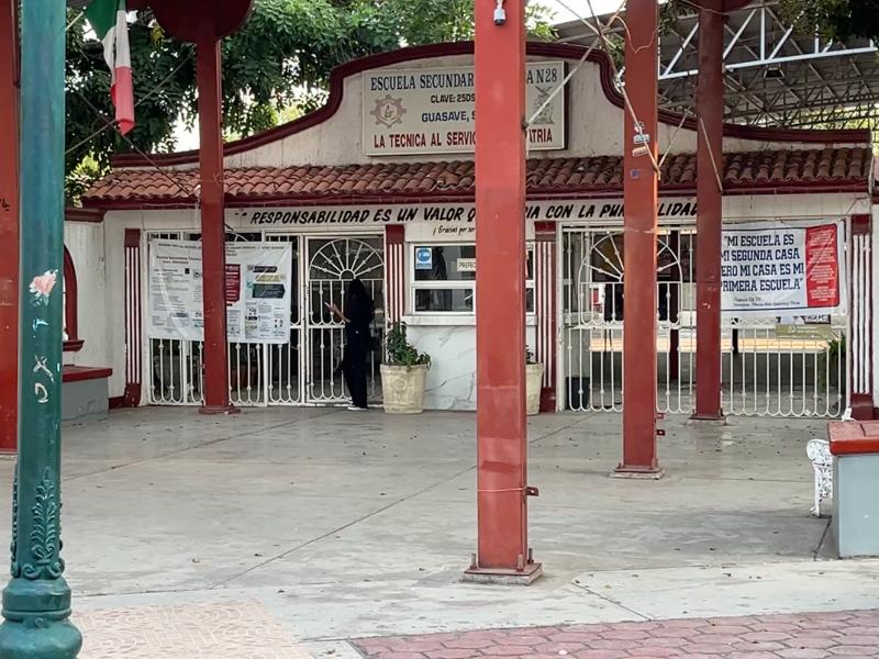 Persiste conflicto financiero en secundaria técnica 28 de Guasave; tesorera no comparece