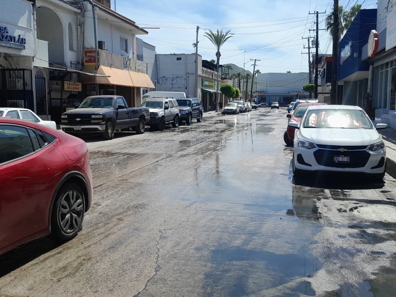 Persiste derrame de aguas negras en calle Morelos de CSL