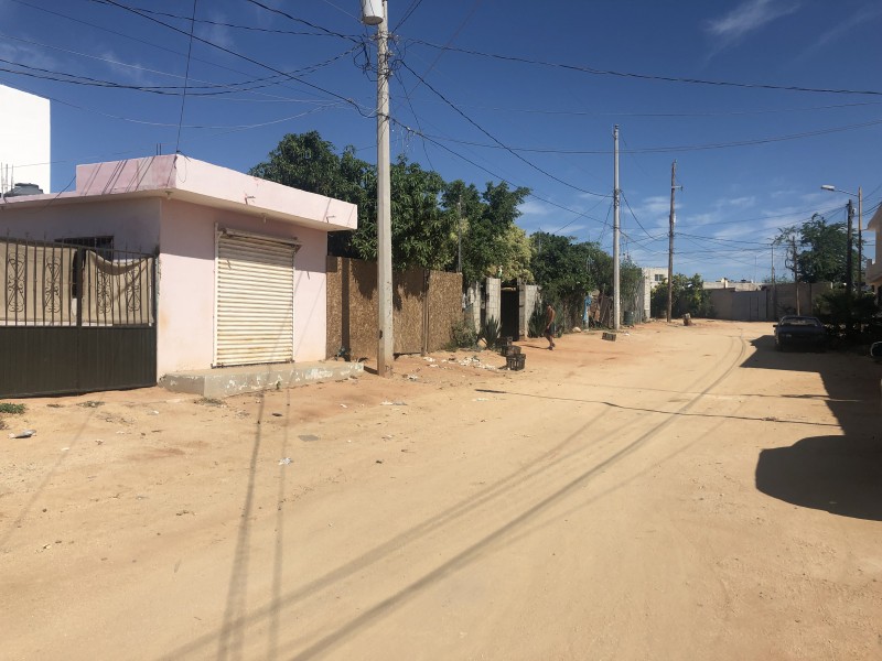 Persiste el problema de agua potable y falta de pavimentación