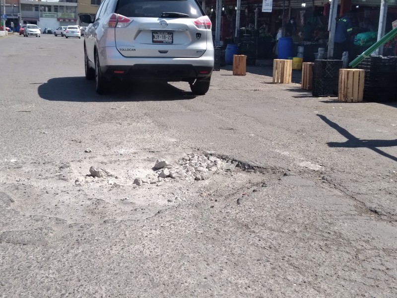 Persiste en problema de baches en Toluca