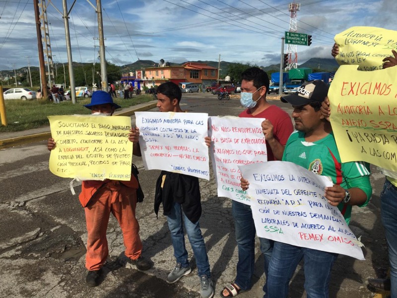 Persiste huelga por trabajadores de compañía afuera de la refinería