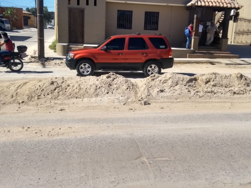 Persiste molestia entre ciudadanos por montículos de tierra