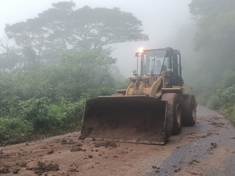 Persiste retiro de derrumbes por lluvias en carreteras de Oaxaca