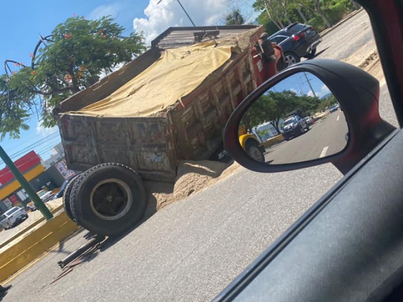 Persisten accidentes viales por malas condiciones de camiones de carga