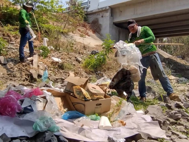 Persisten basureros clandestinos; gobierno municipal retira 10 en bulevar Aeropuerto
