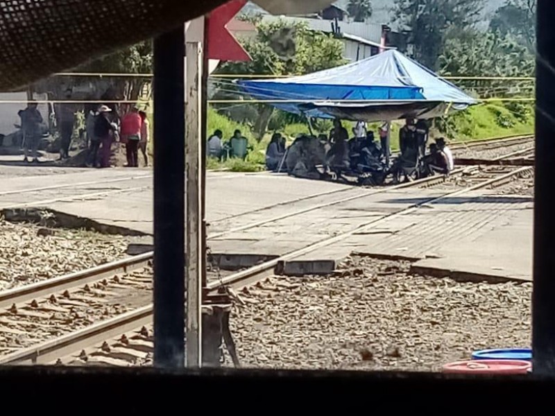 Persisten bloqueos en vías férreas de Michoacán