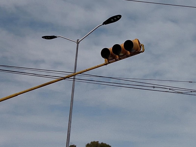 Persisten fallas en semáforos de Bulevar Carmelitas/Casuarinas