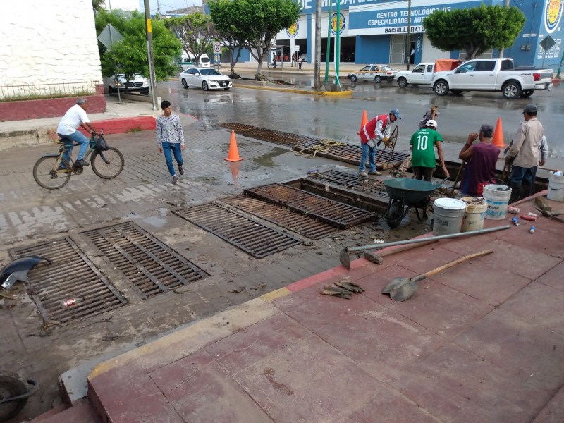 Persisten inundaciones por taponamiento de alcantarillado