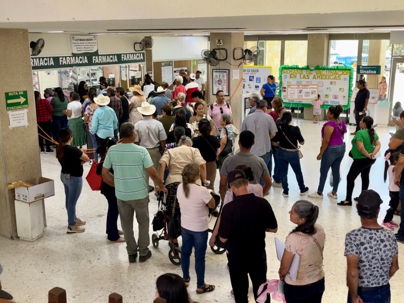 Persisten largas filas en la Clínica 32 del IMSS-Guasave