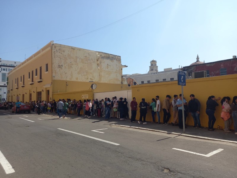 Persisten largas filas para cambio de tarjetas del Bienestar