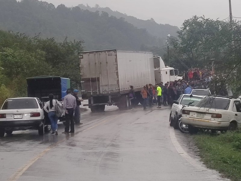 Persisten los bloqueos, hoy habitantes de Oxchuc exigen recursos federales