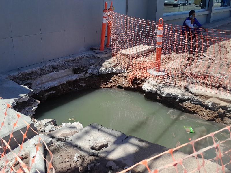 Persisten los derrames de agua en Guaymas; comerciantes afectados
