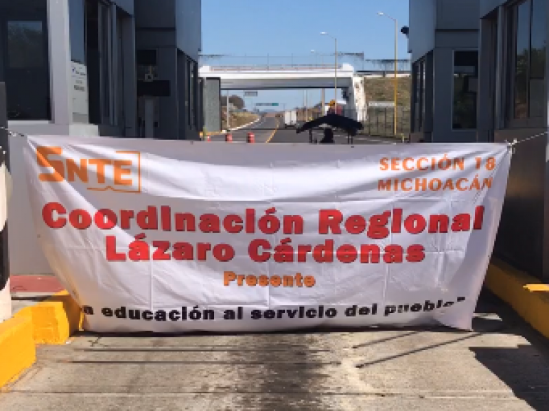 Persisten protestas de docentes michoacanos en caseta Feliciano