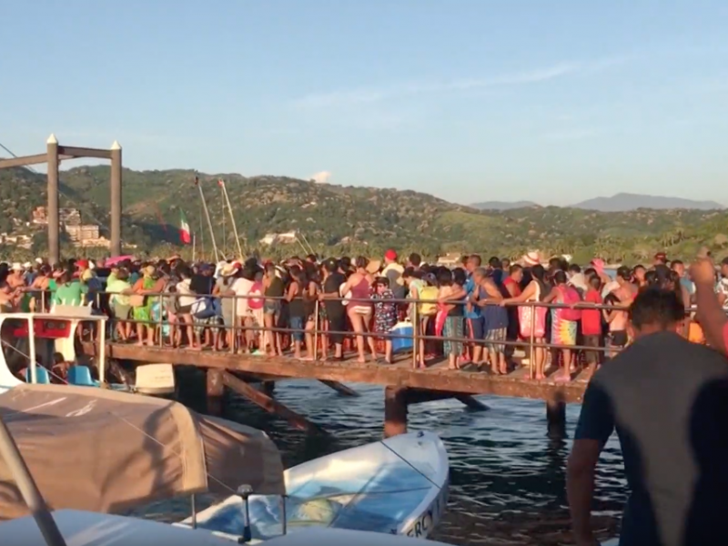 Persisten quejas de turistas por desorganización en embarque