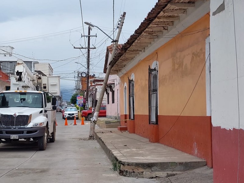 Persona alcoholizada derriba poste de CFE en Tehuantepec