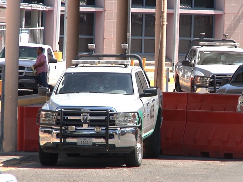 Persona armada quita auto detenido a fiscales