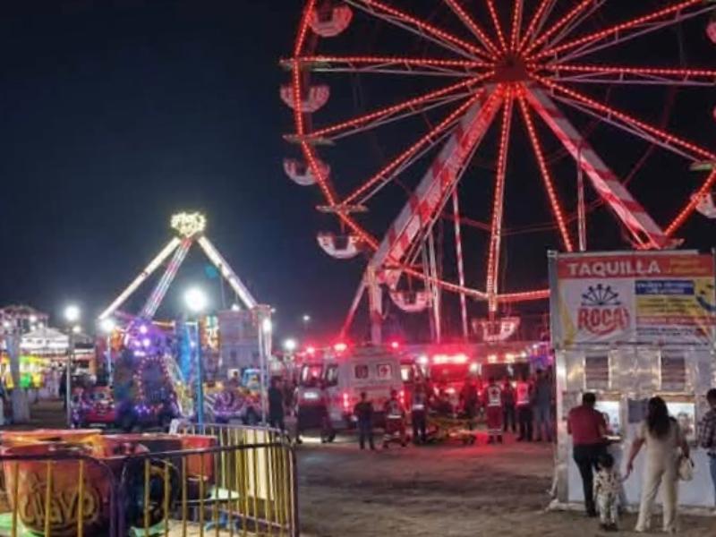 Persona cae de juego mecánico durante fiestas tradicionales de Cabo San Lucas