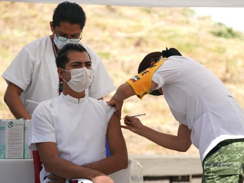 Personal médico del IMSS recibe vacuna contra el COVID-19