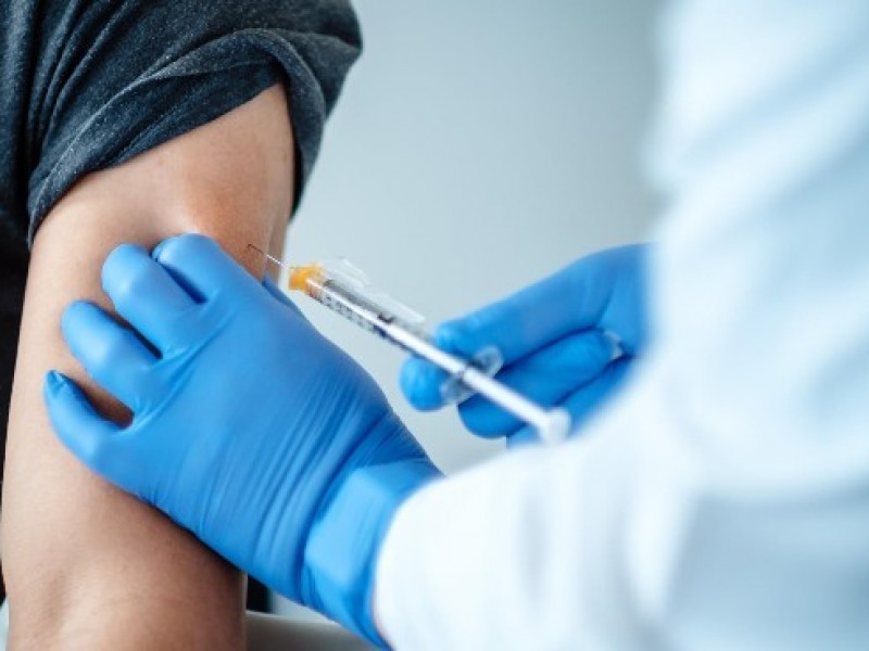 Persona recuperada de COVID-19 pueden vacunarse un mes después